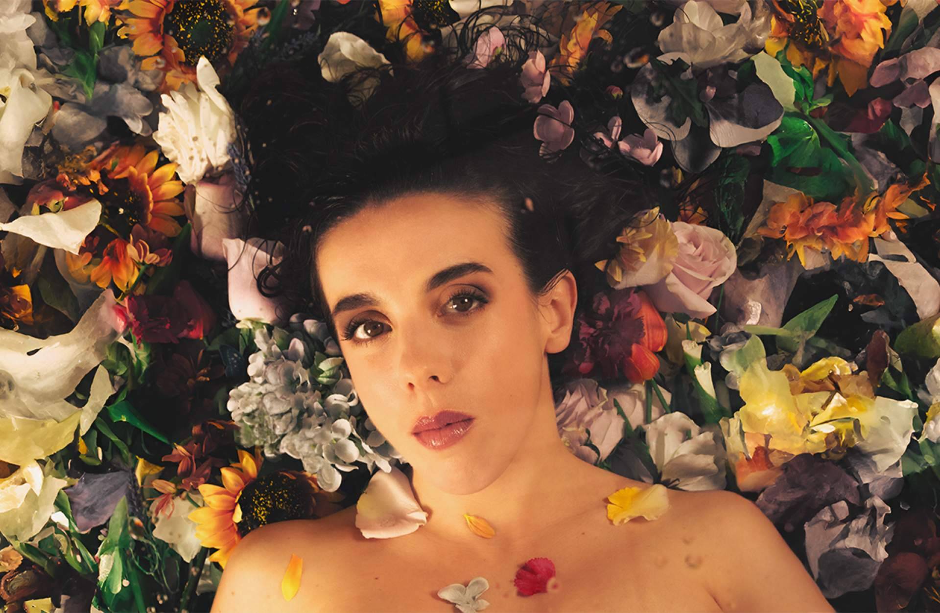Mirena lanza '14+2' su álbum debut de música pop cargado de emociones