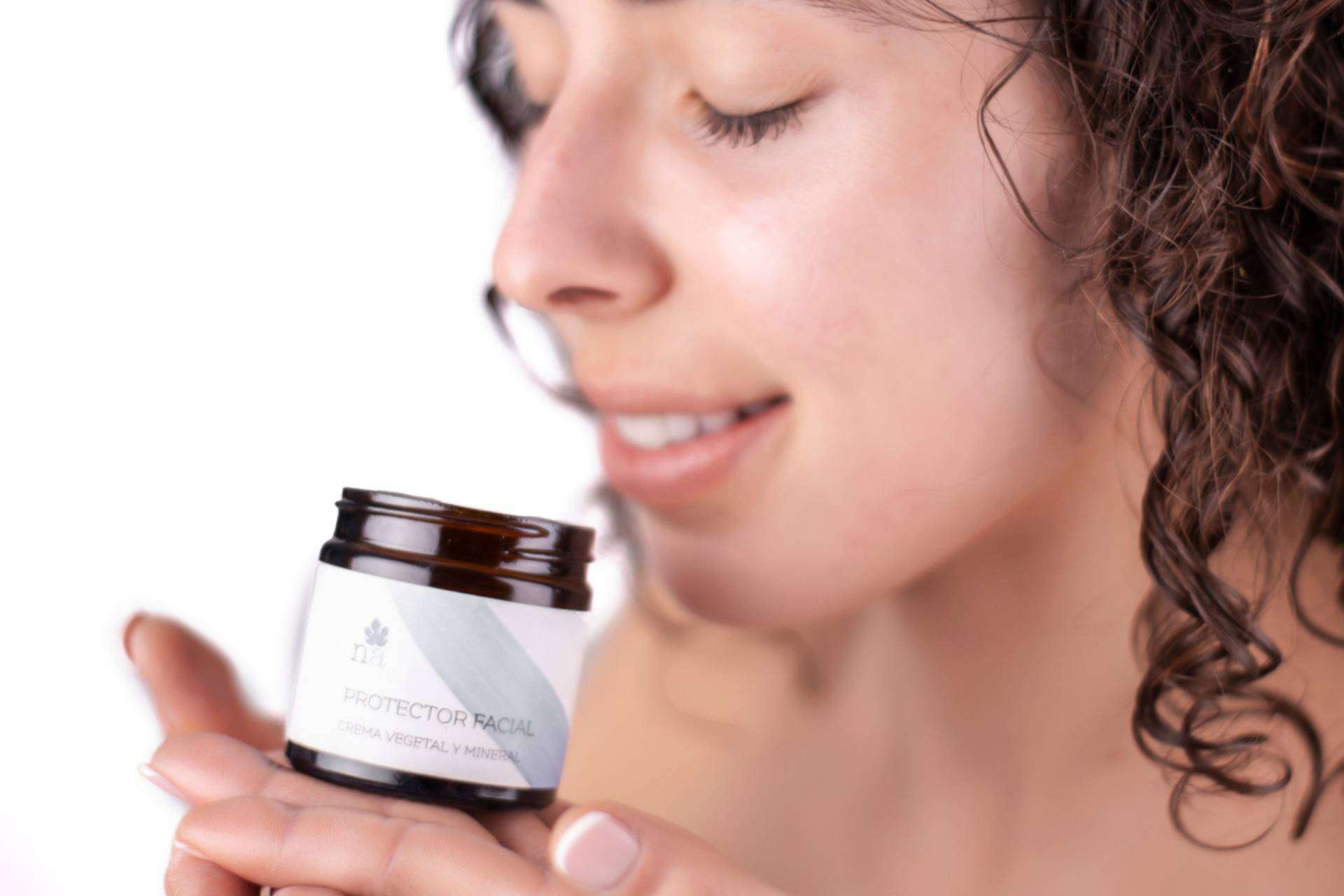 Naturalicia y el skinimalism; opiniones sobre sus cosméticos multifunción con efecto emocional