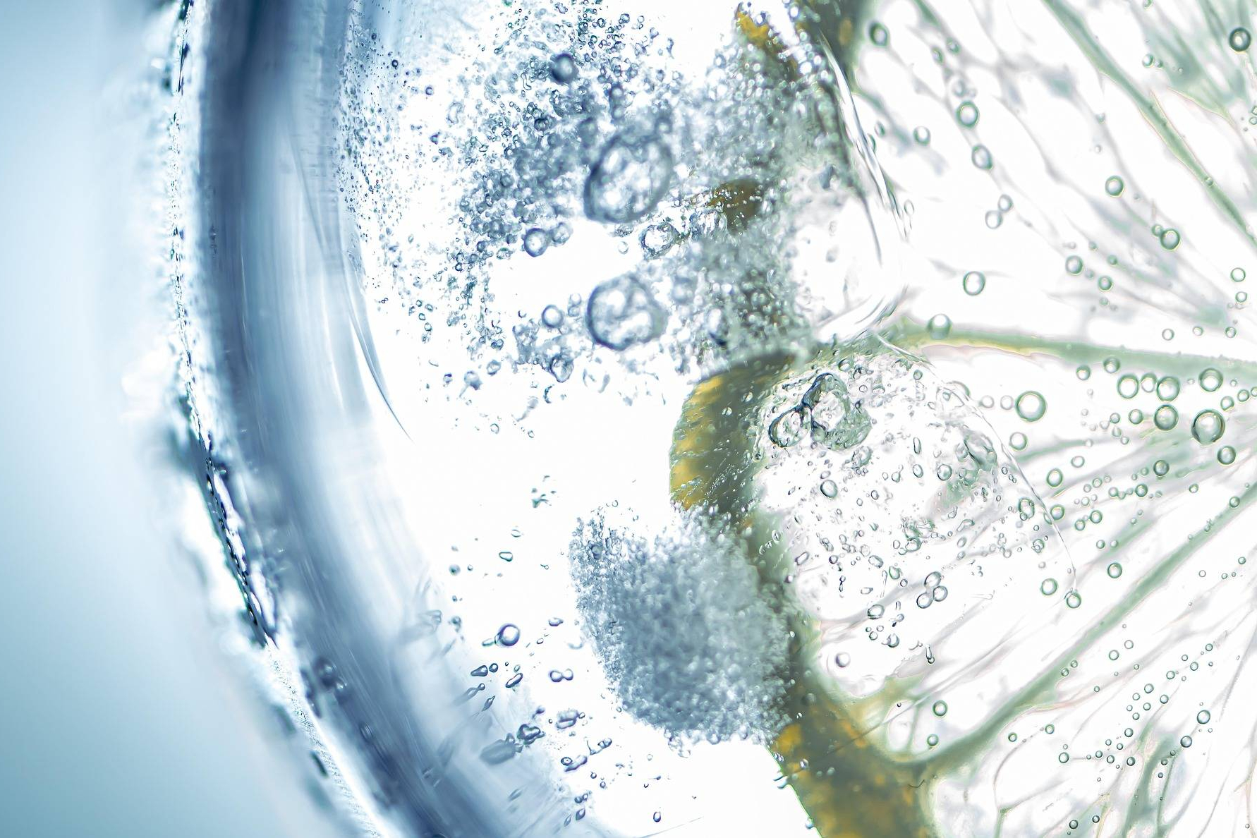 Agua con gas; mitos y realidades sobre esta bebida de moda