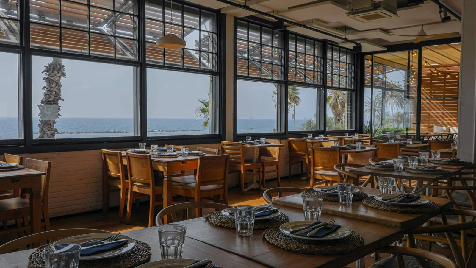 Barraca Barcelona se posiciona como plan gastronómico de agosto para comer frente al mar con amigos